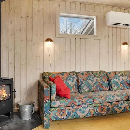 2 Bedroom Beautiful In Semesterbostad Bogø By